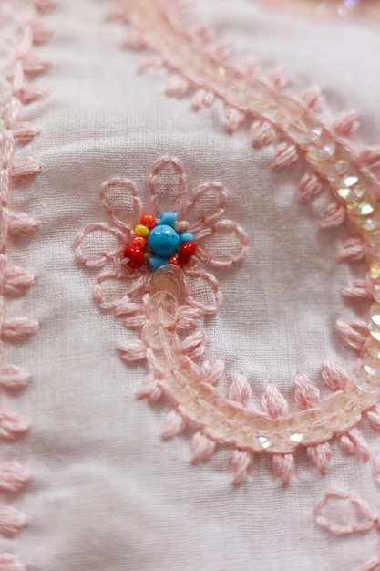 haftowane detale na tkaninie